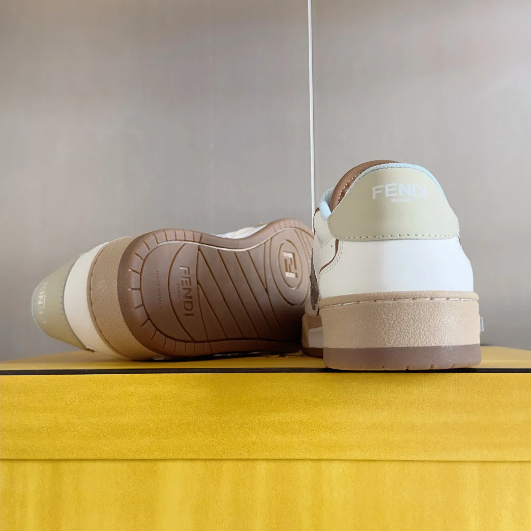 【FENDI】Top P: 740💰 Leather Couple Size: Women's 35-41 / Men's 39-45 Top version: Fendi Fendi match series Couple's Film Casual Sports Shoes Sneakers Original purchase, development, production of these FENDI Match lace-up sneakers. Small perforations accent the upper. Made of white leather with beige suede details. Matcha green leather FF applique. Rubber sole with FENDI lettering on the side. Comes with exquisite packaging at the counter 🛍📦 ▪️ Fabric: Original custom imported first-layer cowhide ▪️ Lining: Imported custom breathable mesh ▪️ Sole: Original molded TPU two-color combination sole ▪️ Sole thickness: 3CM. ▪️ Size: Women's 35-41 / Men's 39-45
